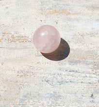 Cargar imagen en el visor de la galería, Esfera cuarzo rosa mediana