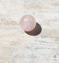 Cargar imagen en el visor de la galería, Esfera cuarzo rosa grande