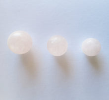 Cargar imagen en el visor de la galería, Esfera cuarzo rosa mediana